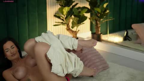 Snapshot of irisnightshade chatting on 09.12.25 Maria online show from 09.12.25