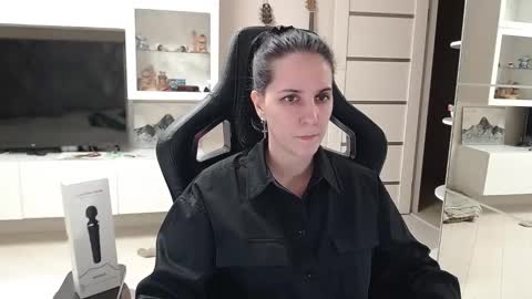 Irwi Tomboy online show from 02.06.25