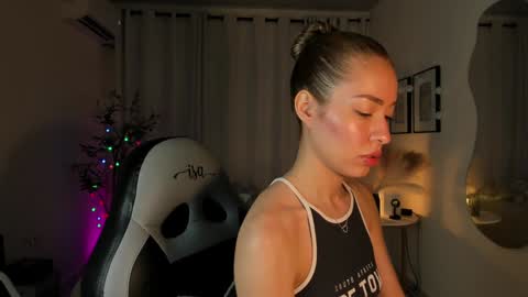 Snapshot of isa_____ chatting on 12.17.24 isa_____ online show from 12.17.24