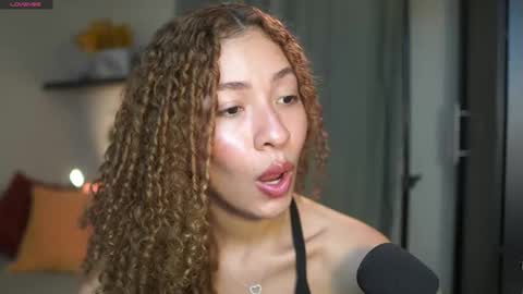 Snapshot of isa_____ chatting on 09.11.25 isa_____ online show from 09.11.25