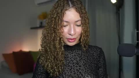 Snapshot of isa_____ chatting on 09.14.25 isa_____ online show from 09.14.25