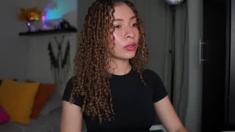 Snapshot of isa_____ chatting on 10.29.25 isa_____ online show from 10.29.25