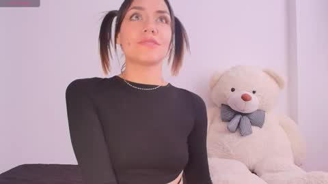 Isabella Laurentt  online show from 02.13.25