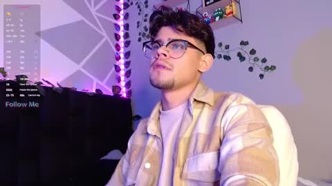 Snapshot of isaac_saenz chatting on 12.08.24 Isaac Saenz. online show from 12.08.24