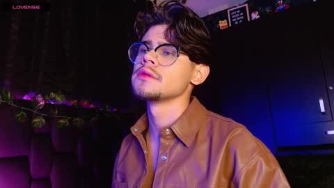 Snapshot of isaac_saenz chatting on 01.19.25 Isaac Saenz. online show from 01.19.25