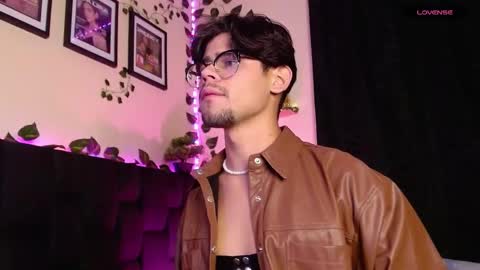 Snapshot of isaac_saenz chatting on 02.14.25 Isaac Saenz. online show from 02.14.25