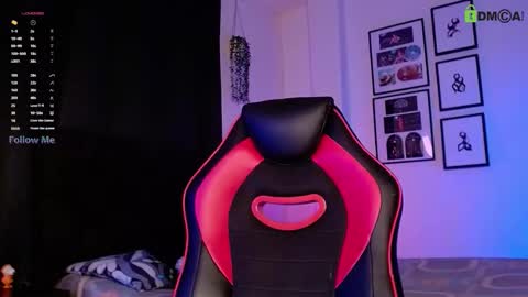 Snapshot of isaac_saenz chatting on 11.22.25 Isaac Saenz. online show from 11.22.25