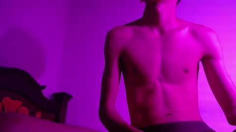 Snapshot of isaaclatino chatting on 01.05.25 isaac online show from 01.05.25