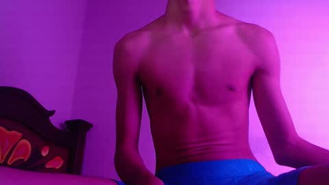 Snapshot of isaaclatino chatting on 01.06.25 isaac online show from 01.06.25