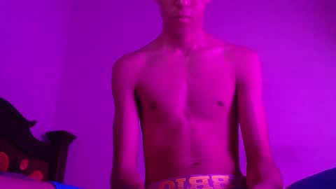 Snapshot of isaaclatino chatting on 01.09.25 isaac online show from 01.09.25