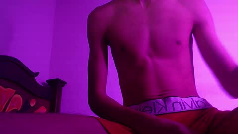 Snapshot of isaaclatino chatting on 01.12.25 isaac online show from 01.12.25