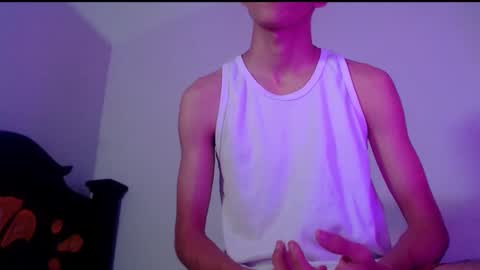 Snapshot of isaaclatino chatting on 03.04.25 isaac online show from 03.04.25