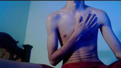 Snapshot of isaaclatino chatting on 03.04.25 isaac online show from 03.04.25