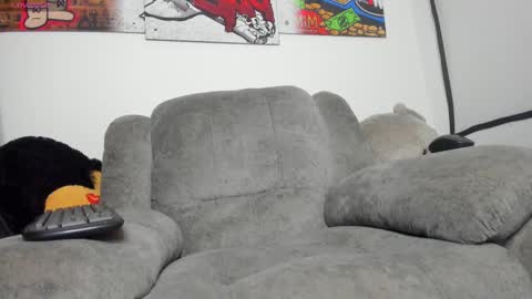 Snapshot of isaaclatino chatting on 09.23.25 isaac online show from 09.23.25