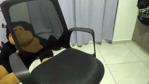 Snapshot of isaaclatino chatting on 10.26.25 isaac online show from 10.26.25