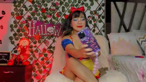 Snapshot of isabel_jamess chatting on 10.30.25 Isa online show from 10.30.25