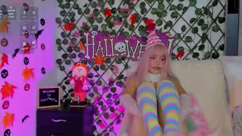 Snapshot of isabel_jamess chatting on 10.31.25 Isa online show from 10.31.25