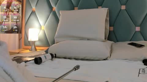 Snapshot of isabella_walton_ chatting on 10.21.25 Bella online show from 10.21.25