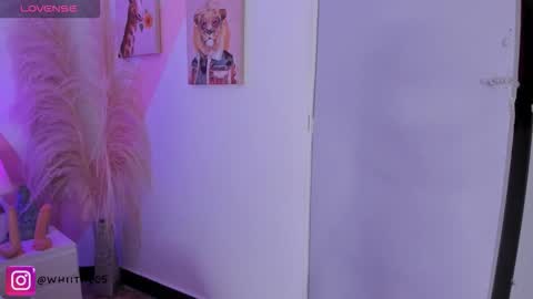 Snapshot of isabella_whiite chatting on 10.15.25 Isabella White online show from 10.15.25