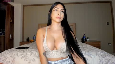 Snapshot of isabellabeker_ chatting on 01.21.25 ISABEL online show from 01.21.25