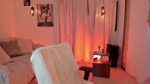 Snapshot of isabellalux_ chatting on 06.25.26 ISABELLA online show from 06.25.26