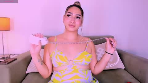 Snapshot of isabellas_smith chatting on 02.12.25 Martina IG martissmith01 online show from 02.12.25