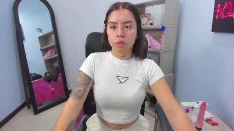 Snapshot of isabellasummer_ chatting on 05.19.26 isebella online show from 05.19.26