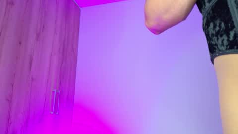 Isabella Hilton online show from 03.05.26