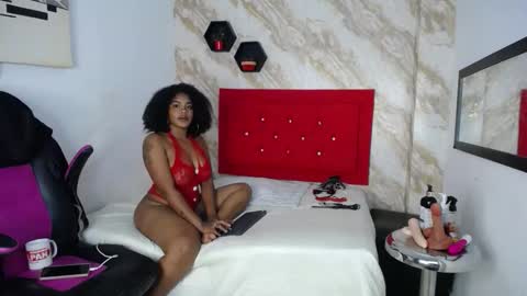 Snapshot of issa__love chatting on 11.21.25 issa online show from 11.21.25