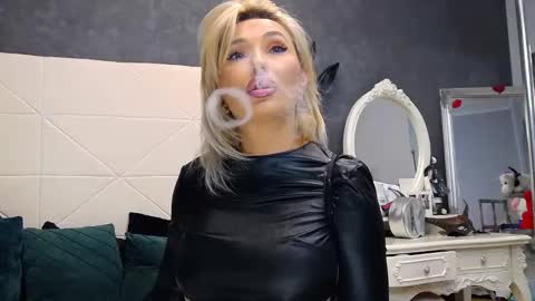 Snapshot of issasmyth chatting on 09.29.25 IssaSmyth online show from 09.29.25