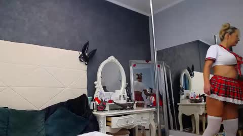 Snapshot of issasmyth chatting on 10.12.25 IssaSmyth online show from 10.12.25