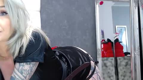 IssaSmyth online show from 03.09.26