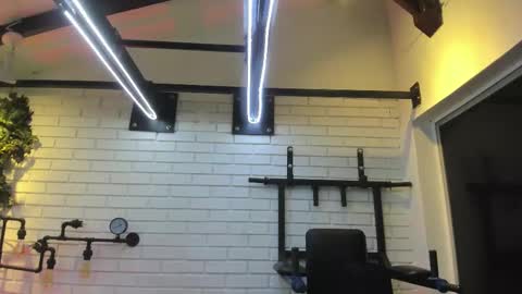 Italo Moore online show from 11.04.25