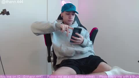 Snapshot of ithan_rose chatting on 10.21.25 Ithan online show from 10.21.25