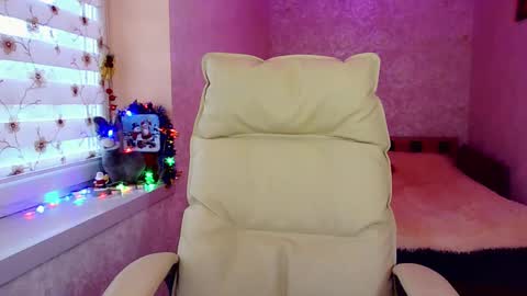 Snapshot of itslunaday chatting on 12.27.24 itslunaday online show from 12.27.24