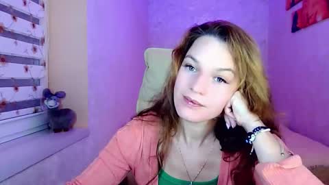 Snapshot of itslunaday chatting on 09.29.25 itslunaday online show from 09.29.25