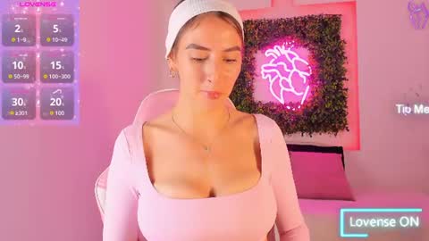 Snapshot of itzel_geneva chatting on 06.12.26 Itzel online show from 06.12.26