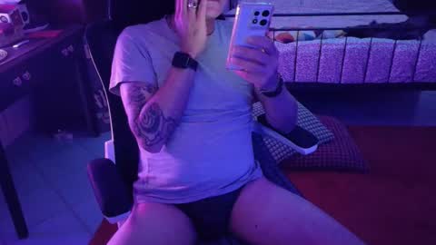 Snapshot of ivariello chatting on 11.10.25 yves online show from 11.10.25