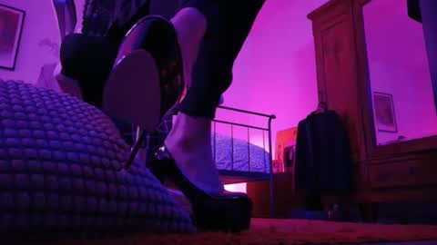 Snapshot of ivariello chatting on 11.23.25 yves online show from 11.23.25