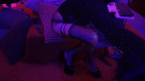 Snapshot of ivariello chatting on 11.25.25 yves online show from 11.25.25