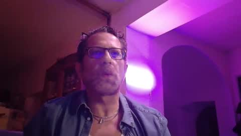 Snapshot of ivariello chatting on 01.08.26 yves online show from 01.08.26