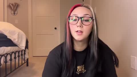 Snapshot of iveyjade33 chatting on 09.30.25 ivey jade online show from 09.30.25