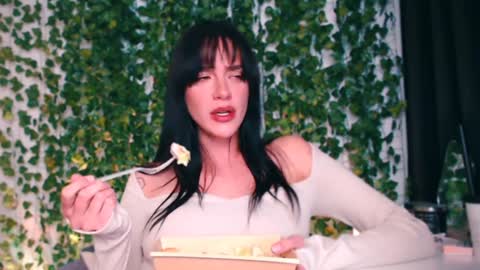 Snapshot of ivyjonson chatting on 12.13.24 Miss Ivy online show from 12.13.24