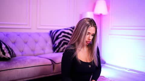 IvyRowa online show from 02.08.25