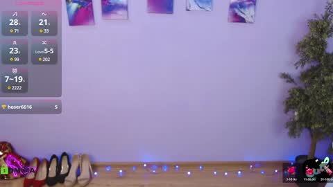 Snapshot of izzy_cam chatting on 12.22.24 Queen of nylon Victoria online show from 12.22.24