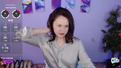 Snapshot of izzy_cam chatting on 02.02.25 Queen of nylon Victoria online show from 02.02.25