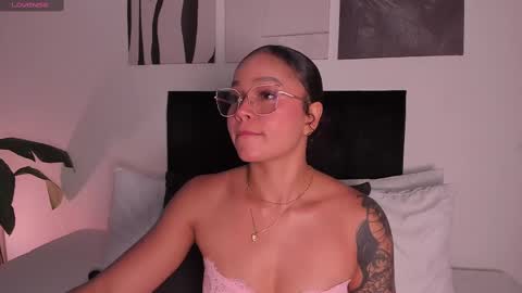 Snapshot of izzy_vega chatting on 10.01.25 Izzy vega online show from 10.01.25