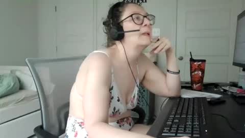 Snapshot of izzynoela chatting on 09.22.25 izzynoela online show from 09.22.25