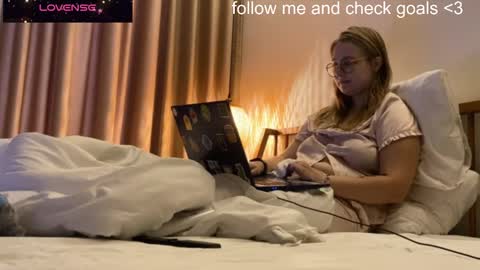 Snapshot of jacywinslat chatting on 12.17.25 jacywinslat online show from 12.17.25