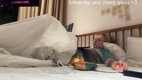 Snapshot of jacywinslat chatting on 12.20.25 jacywinslat online show from 12.20.25